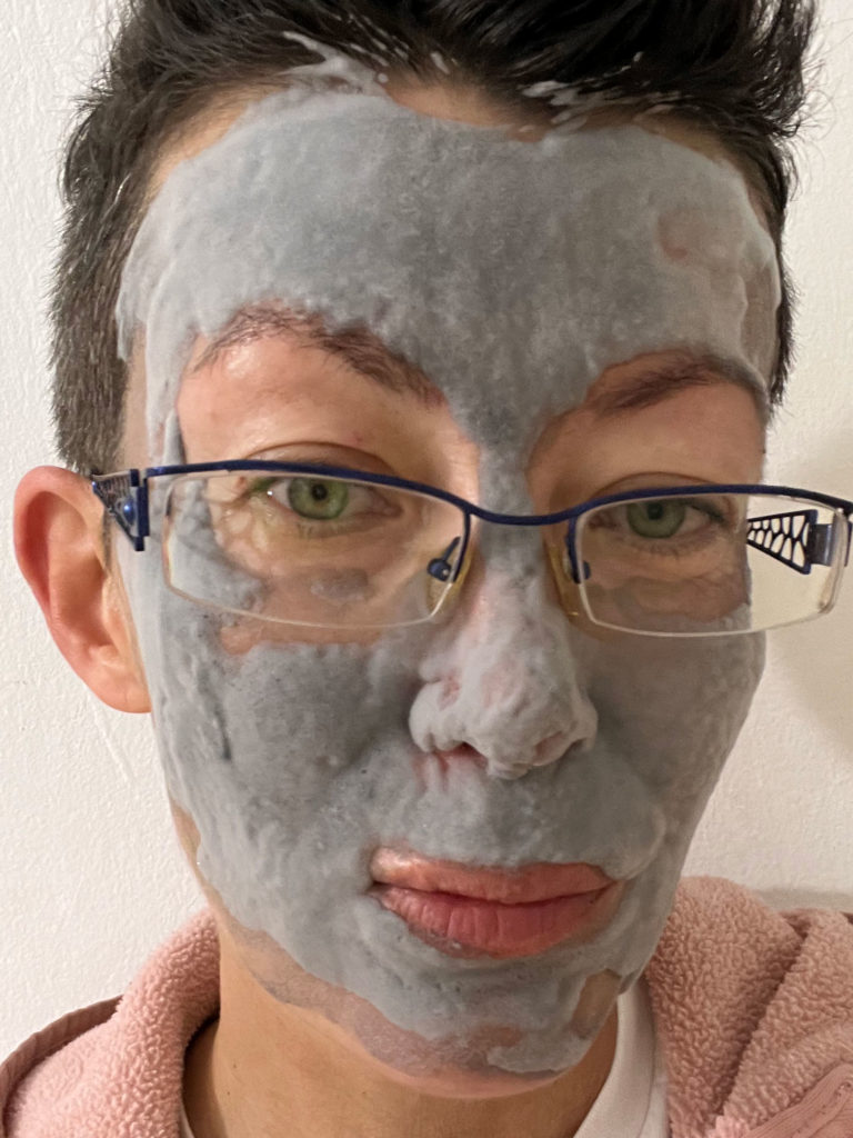 угольная маска на лице